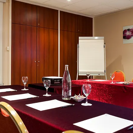 فندق Des Arcades De - Grand Paris Sud 3*