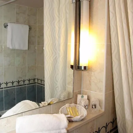 Hotel Des Arcades De - Grand Paris Sud 3*